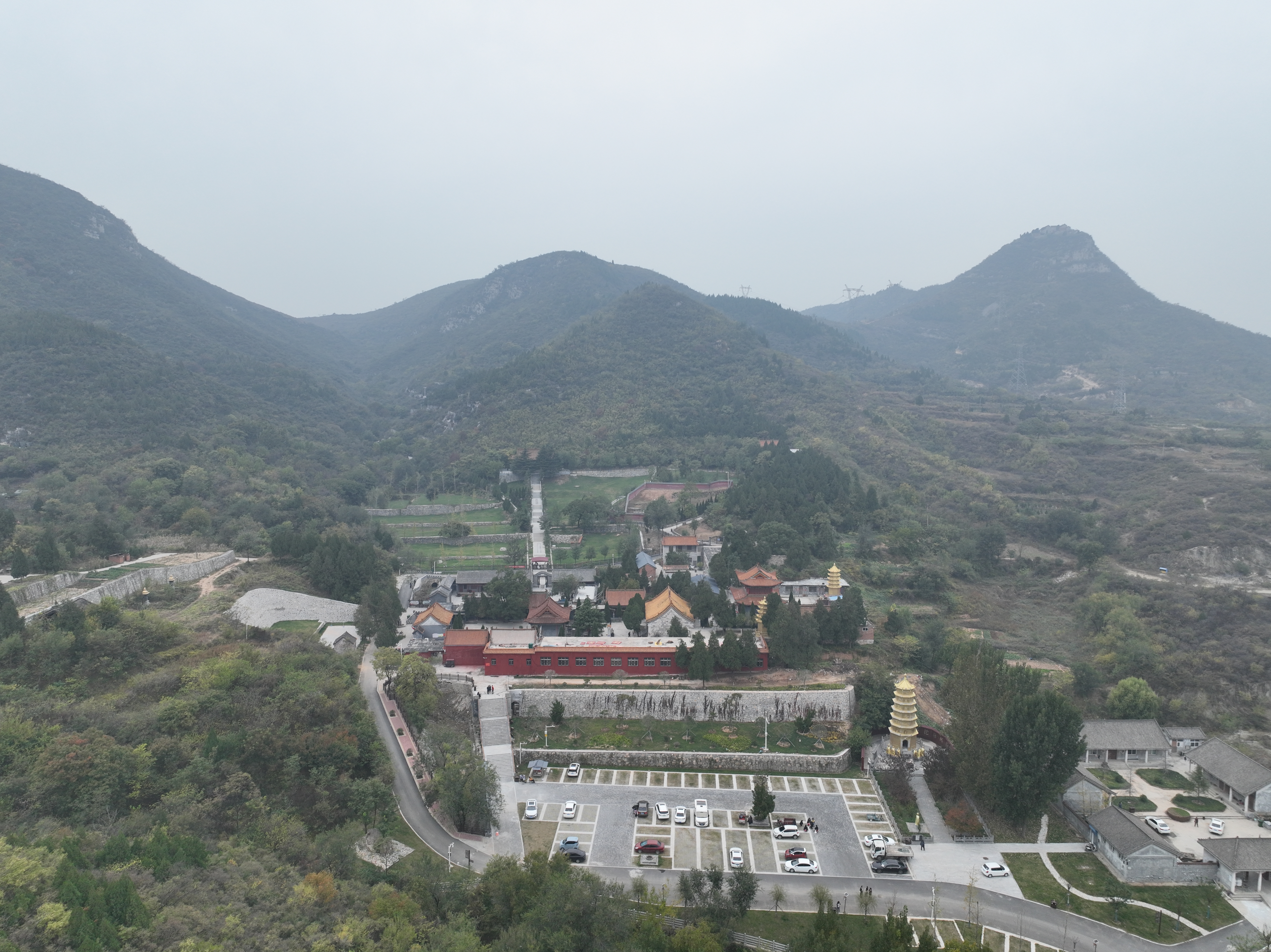 坐落安阳市宝山的灵泉寺全景.jpg