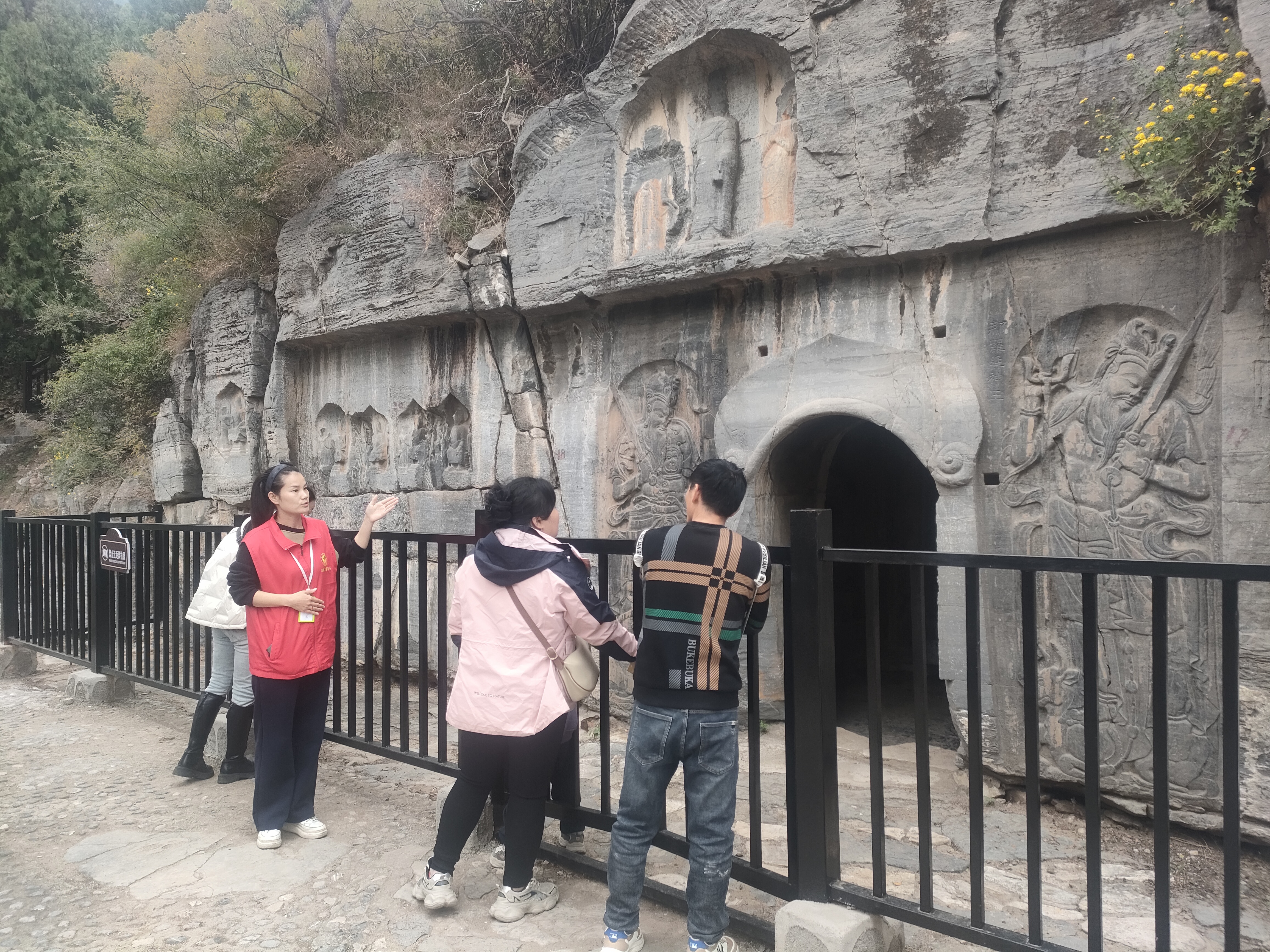 游客正在欣赏风靡全球的《黑神话：悟空》游戏取景地：灵泉寺石窟.jpg