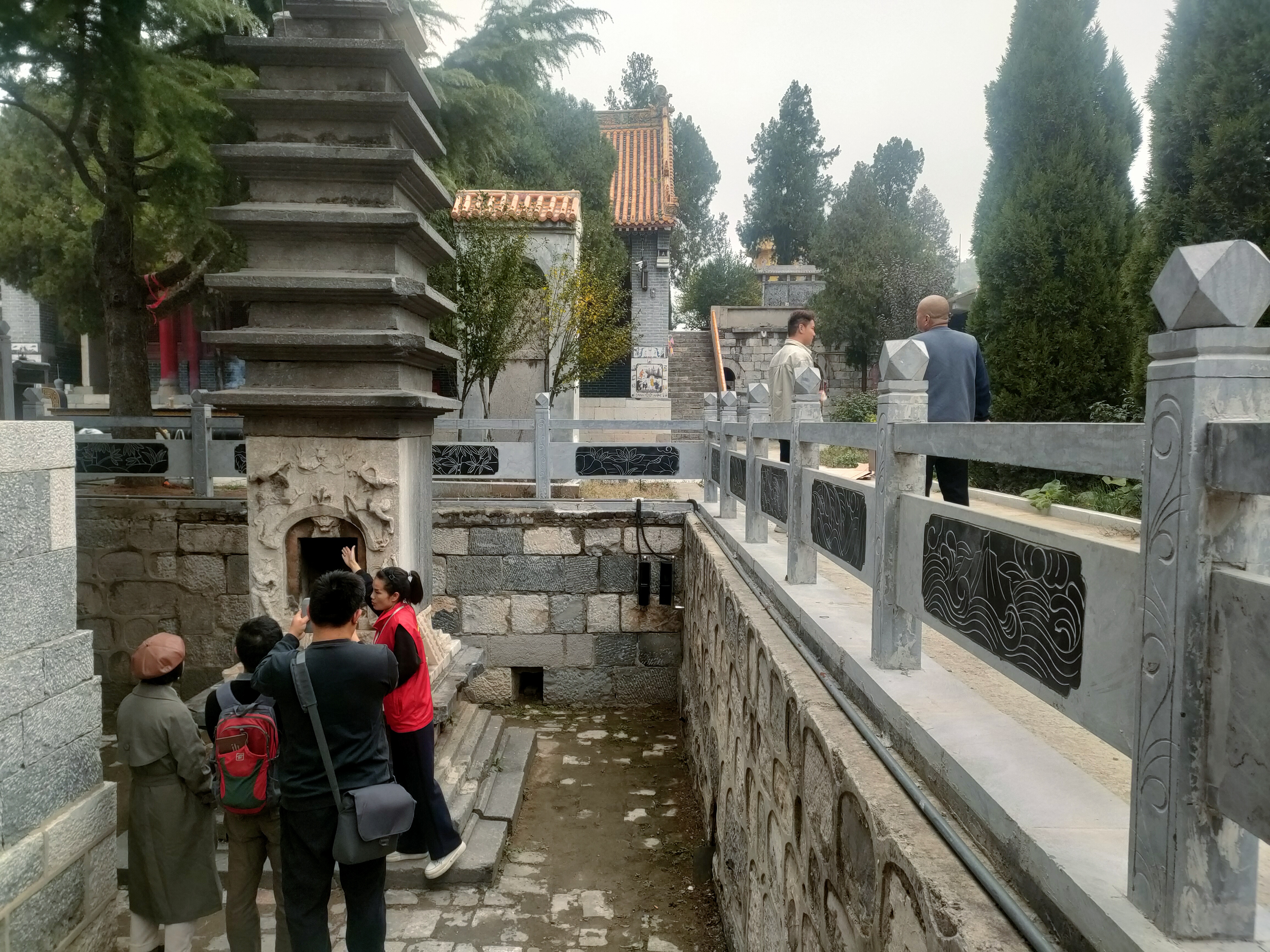 游客正在欣赏灵泉寺唐塔.jpg